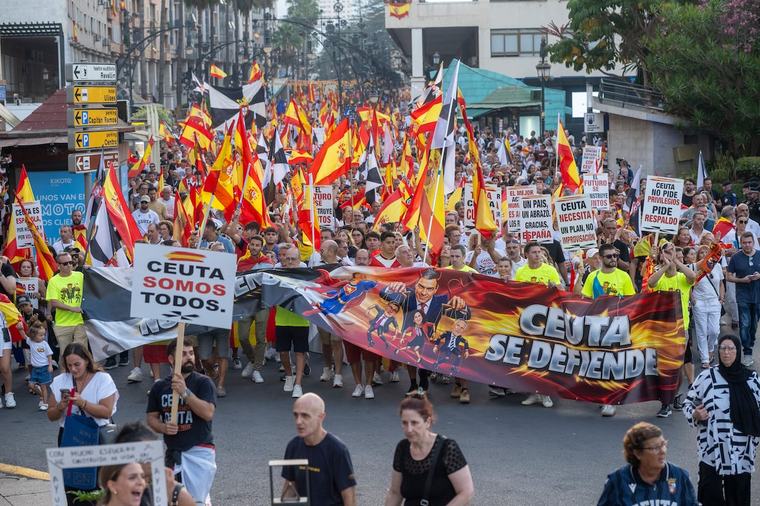 Dentro de la protesta en Ceuta: la emoción de Vivas, el diputado crítico del PSOE y la indignación en la calle