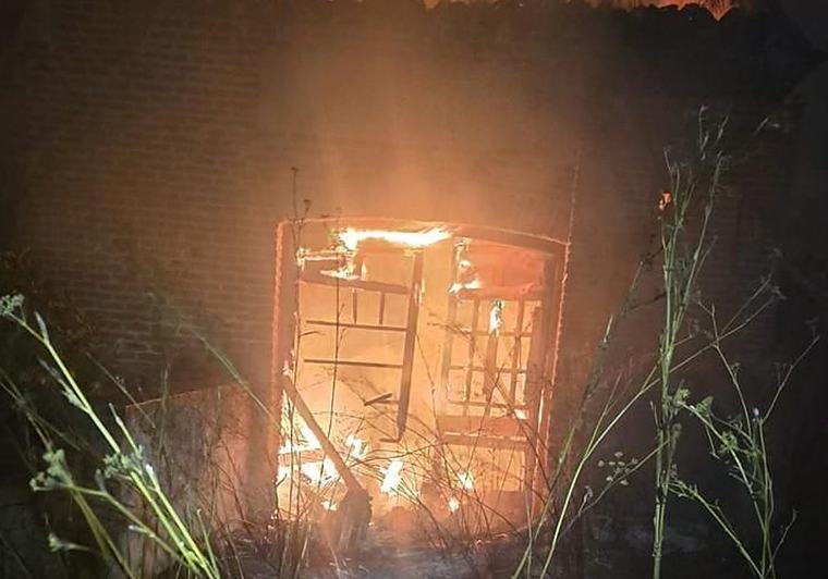 Un incendio forestal amenaza varias viviendas en Alcaudete de la Jara (Toledo)