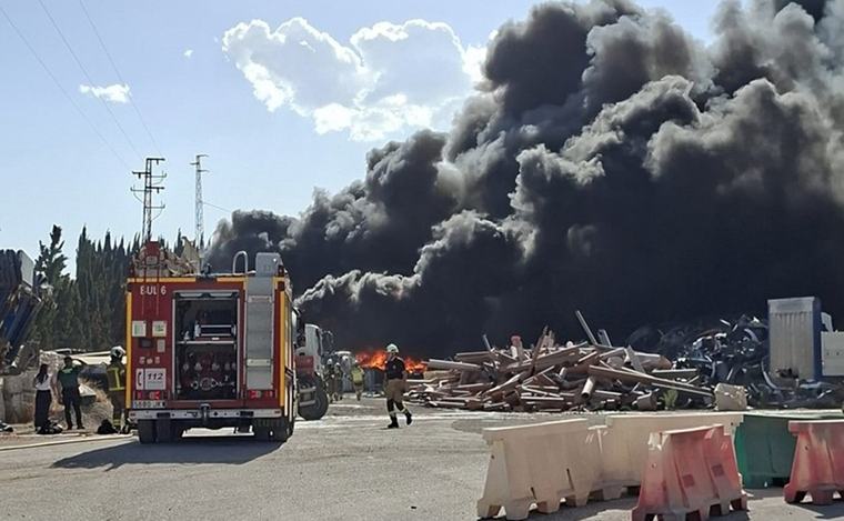 Extinguido el incendio declarado en una planta de reciclaje en Alhendín (Granada)
