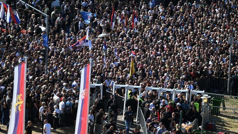 Miles de personas acompañan el féretro del «carnicero de los Balcanes», el criminal de guerra Ratko Mladic