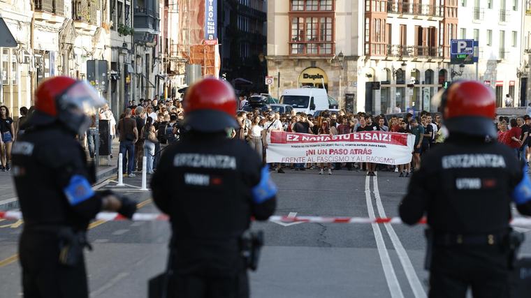 Miles de personas se manifiestan en Euskadi en apoyo a Ceuta entre contramanifestaciones contra el fascismo y el racismo