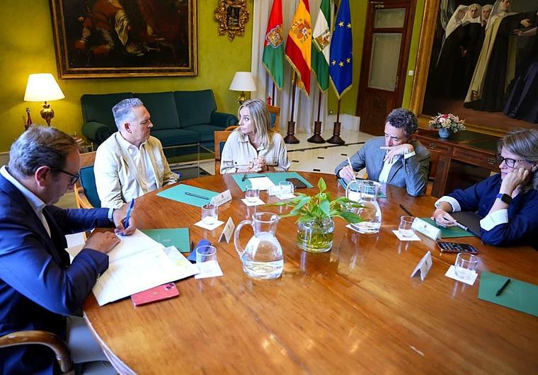 El Ayuntamiento y los constructores se unen para buscar soluciones para los afectados por los terremotos
