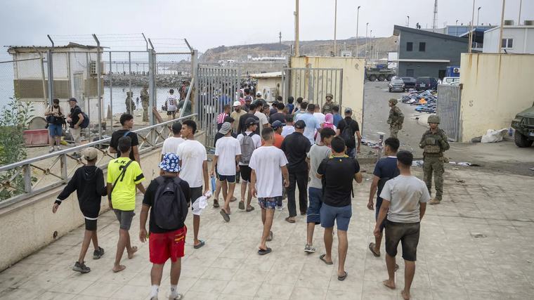 Los contrastes de Ceuta, la ciudad cautiva: «Este es invasor. Aquí somos muy poquitos, nos conocemos todos»