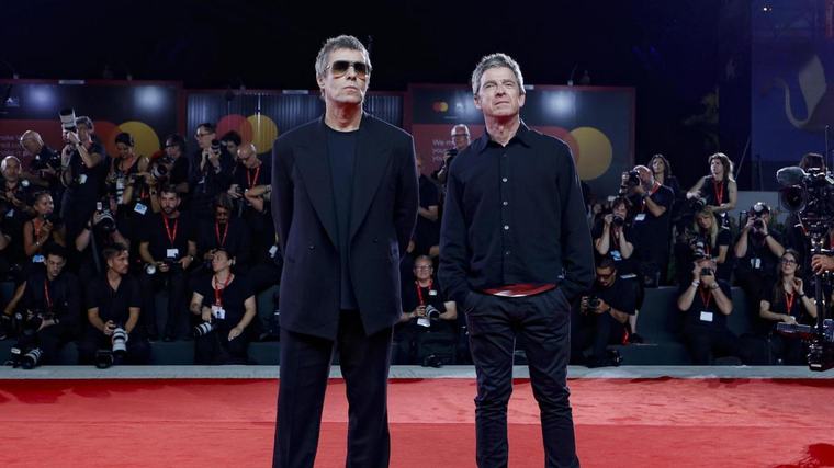 Los Gallagher se hacen de rogar y aparecen por sorpresa en Venecia para presentar el documental de Oasis