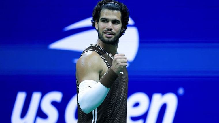 Carlos Alcaraz gana con comodidad y batacazo de Rafa Jódar en el US Open