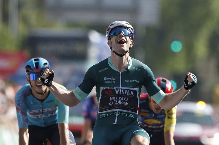 Segundo sombrerazo de Van Aert en Córdoba; Enric Mas sigue de rojo