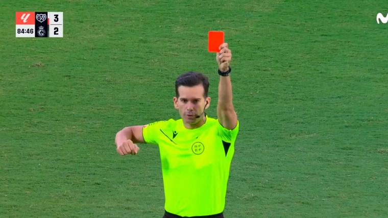 La sentencia de Pedro Martín tras realizar Quintero González "el peor arbitraje de la temporada" en el Rayo-Racing: "Luego van los árbitros españoles y solo pitan un partido en el Mundial..."
