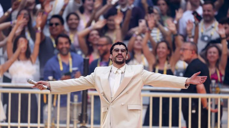 Bad Bunny completa su colección de premios: gana su primer Emmy por el Super Bowl