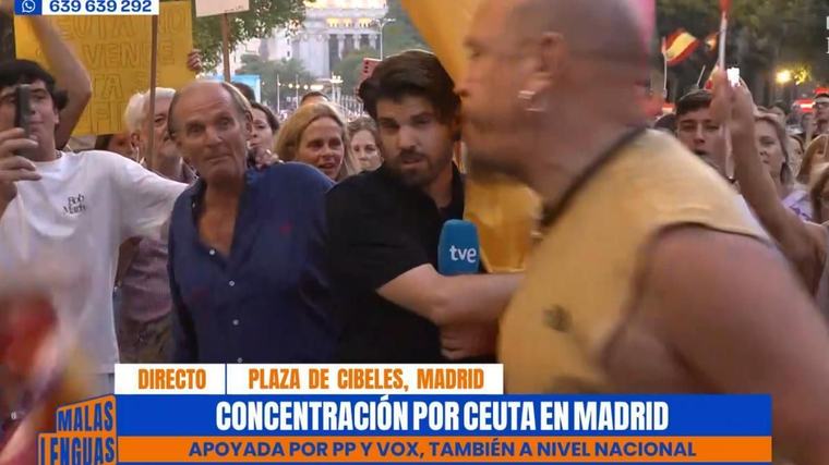 Unos señalan. Otros agreden a periodistas