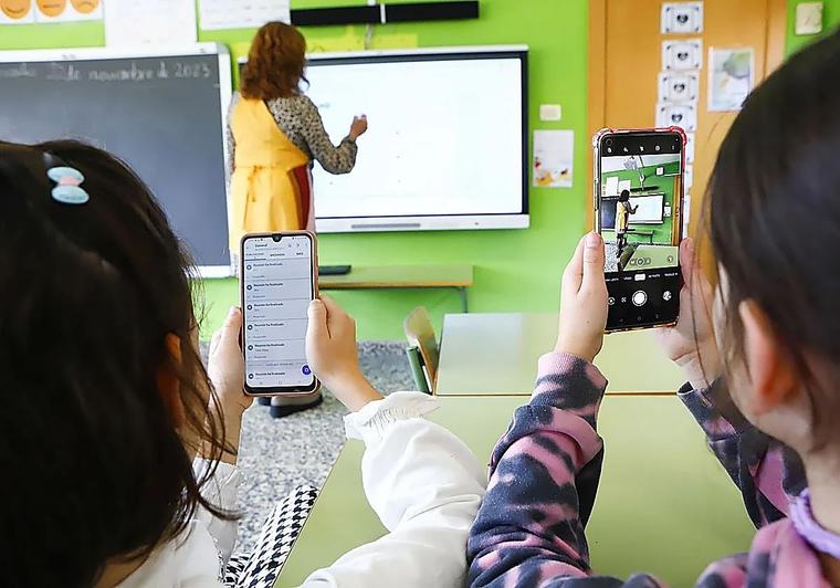 La OCDE vincula la caída general del nivel académico a la proliferación de smartphones