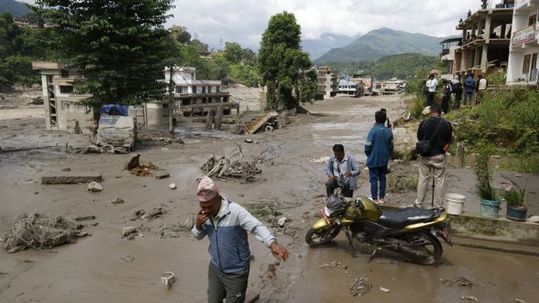 China alerta del riesgo de nuevas represas naturales tras la riada de Nepal