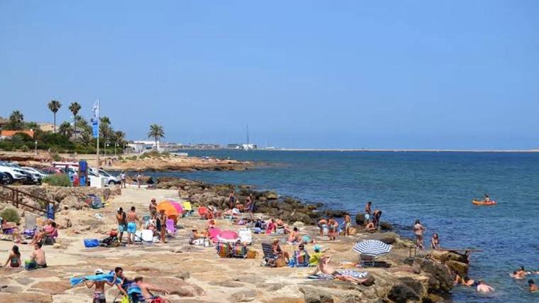Muere un hombre de 70 años tras golpearse la cabeza en la playa El Trampolí de Dénia