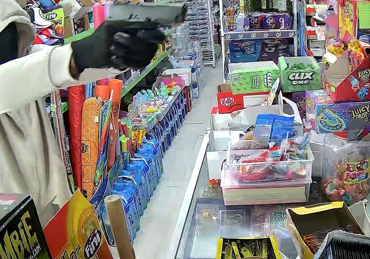 La Guardia Civil detiene a dos hombres por el violento atraco a punta de pistola en un bazar de Los Palacios