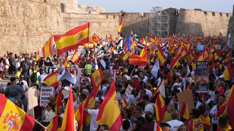 Miles de ceutíes salen a las calles para exigir soluciones: “El mejor acto de humanidad es agilizar los retornos”