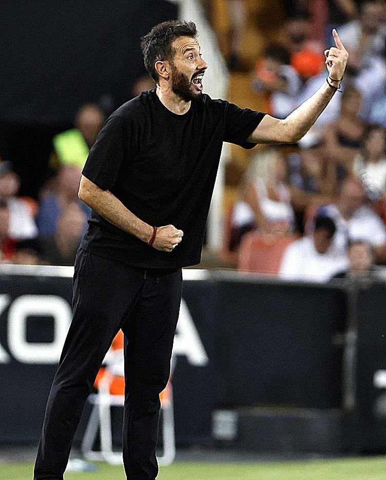 Más difícil todavía para el Valencia: recibe incendiado a un Barça con la duda de Lamine, falto de refuerzos y con Corberán sin crédito en Mestalla