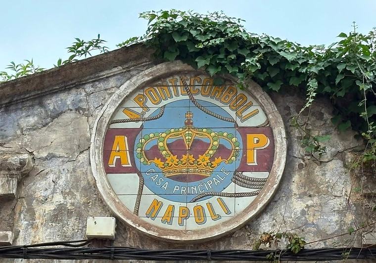 Santoña rehabilitará el escudo de la antigua fábrica de conservas italiana Pontecorboli