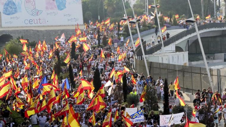 Miles de personas se concentran en las ciudades españolas para dar su apoyo a Ceuta