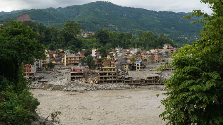 Nepal y China elevan a 1.225 los muertos al cumplirse una semana de operaciones tras la riada