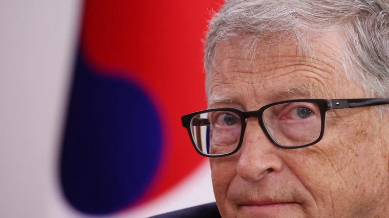 Bill Gates, 70 años, sobre la IA: "¿Autorregulación en la herramienta más peligrosa jamás inventada? No, gracias"