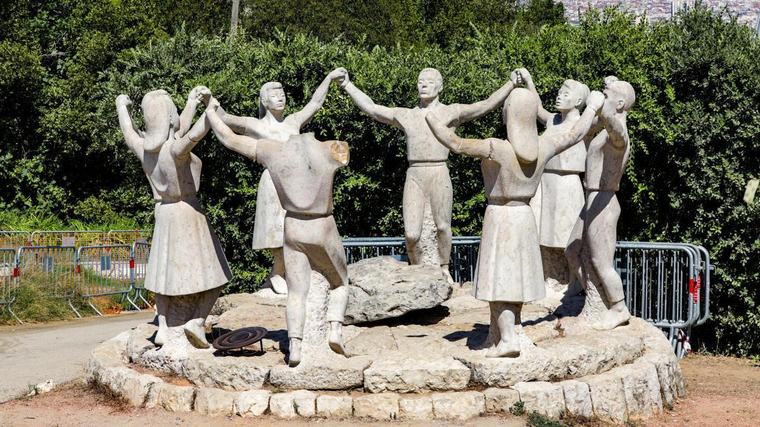 Un accidente decapita el monumento a la sardana de Barcelona
