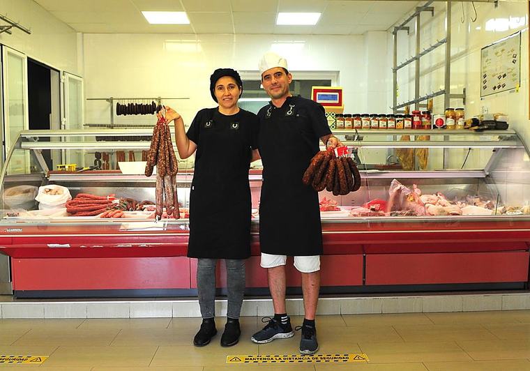 La carnicería de un pueblo de Granada con más de un siglo de vida que presume de tener los mejores productos del cerdo