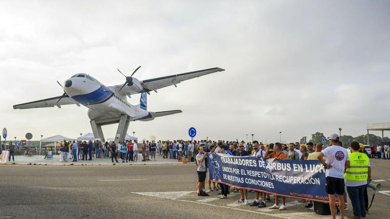 Industria media en el conflicto laboral de Airbus y cita a las partes este viernes