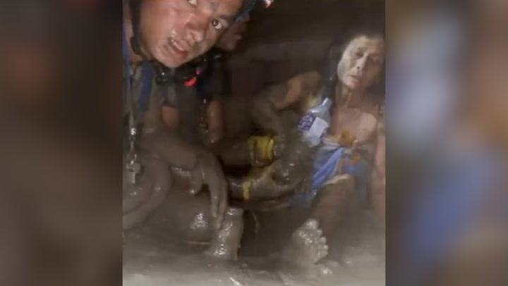 Rescatados con vida una mujer sepultada por el lodo y un hombre atrapado en un túnel once días después de la riada en Nepal