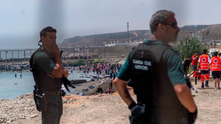 21 migrantes detenidos por lanzar piedras a militares y guardias civiles en Ceuta