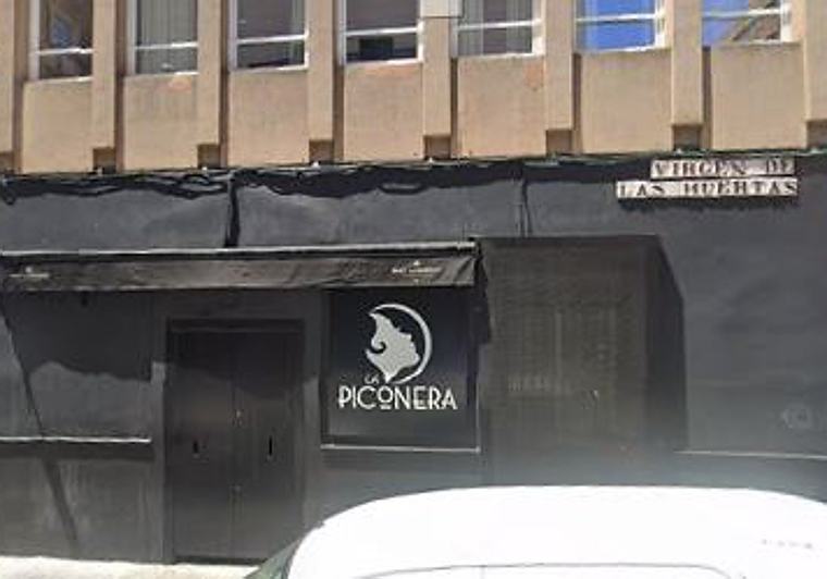 Urbanismo multa al bar La Piconera de Los Remedios por hacer obras sin licencia y a otros establecimientos por sus veladores
