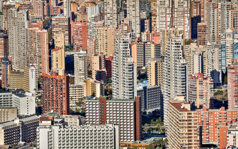 Benidorm da la espalda a sus trabajadores: el alquiler turístico y la compra extranjera dificultan el acceso a la vivienda