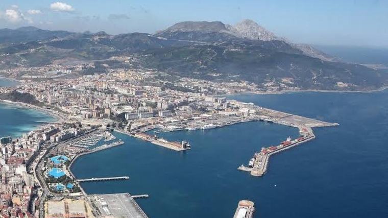 Puente arrebata a Ceuta el control de su puerto para alojar a más de mil inmigrantes