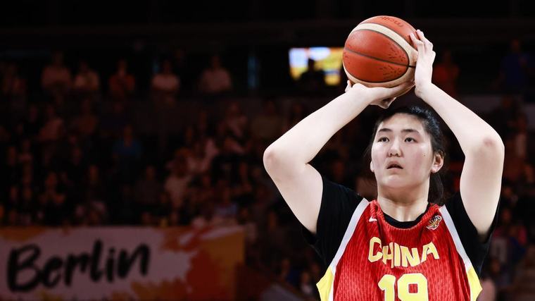 Zhang Ziyu, la 'Yao Ming' femenina de 2,23 metros que asombra en el Mundial de baloncesto
