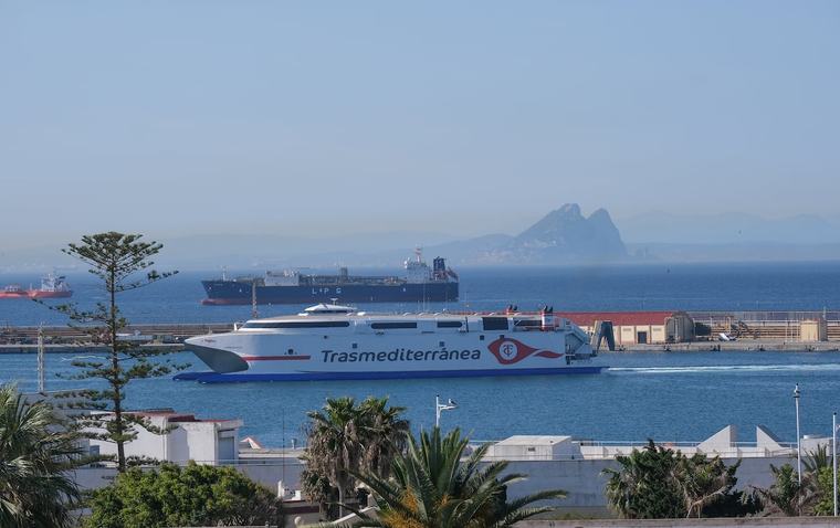 El Gobierno toma el control del puerto de Ceuta para ubicar a más de 1.000 inmigrantes ante una nueva resistencia de Vivas