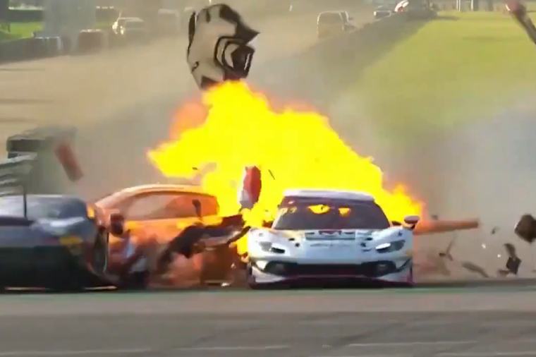 Un piloto salva a otro de las llamas ante la pasividad del operativo de pista en el China GT: "Sigo vivo gracias a él"
