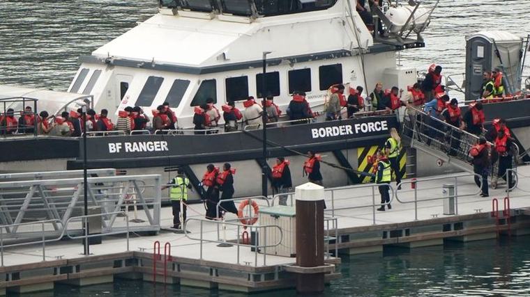 Un grupo de encapuchados bloquea el puerto británico de Dover