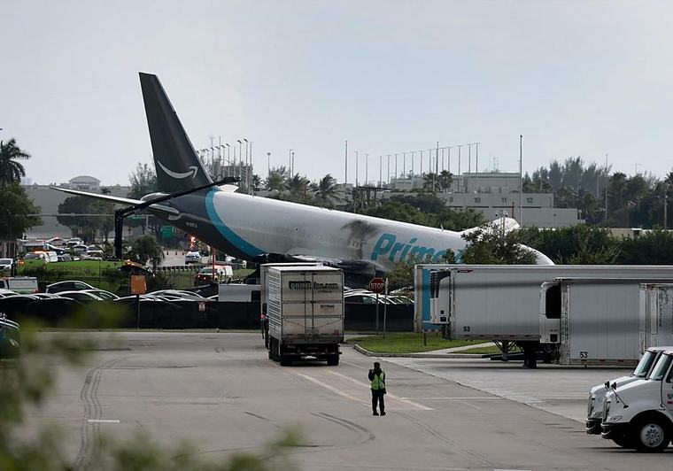 Un avión de carga se incendia tras salirse de la pista durante un aterrizaje en Miami