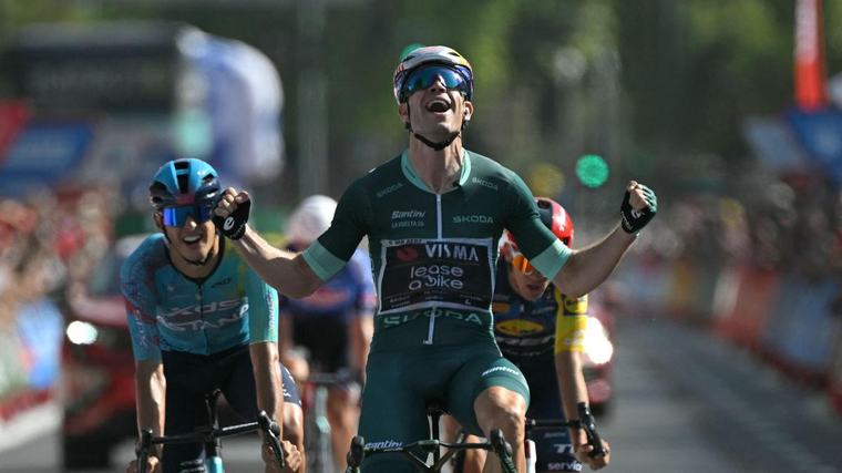 Van Aert repite triunfo en una etapa recortada por el calor extremo