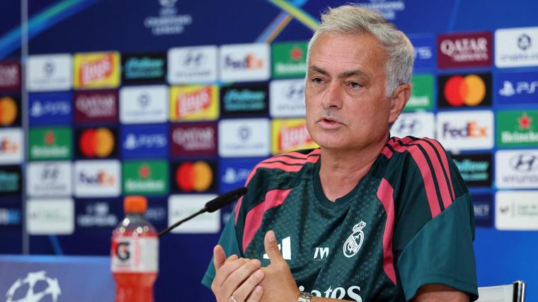 Mourinho recupera su famoso 'por qué' y critica el arbitraje: «Si el VAR no ha repetido el penalti se tiene que ir a casa»
