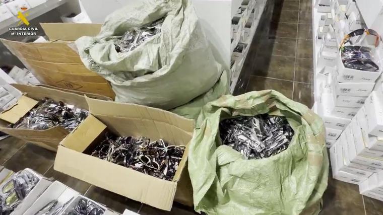 La Guardia Civil incauta más de 40.000 gafas de sol falsificadas para el top manta en Badalona
