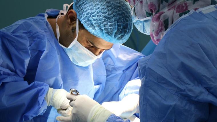 Un 'ChatGPT para cirujanos' asiste por primera vez en una operación cerebral