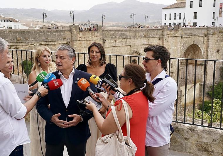 La Junta critica que el Gobierno no financie tratamiento para la piel de mariposa y dice que en Andalucía seguirá suministrándose