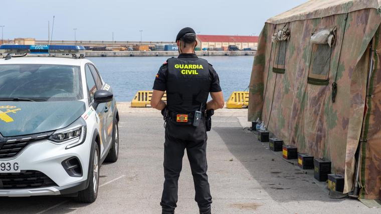 El Gobierno se hace con el control del puerto de Ceuta, en contra del criterio de Vivas, para poder alojar a inmigrantes