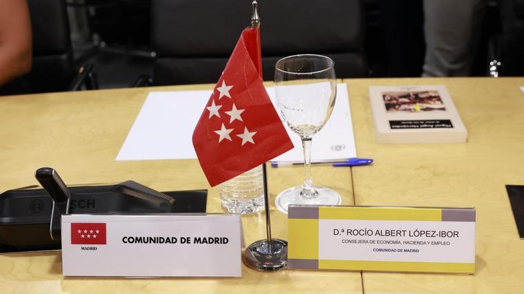 El ministro de Hacienda regala a Madrid el libro 'El dolor de los demás' y a Catalunya, un ejemplar de Chaves Nogales
