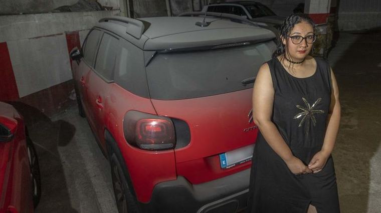 Demanda a Noyamóvil para registrar a su nombre un coche parado en Santiago desde el 2022