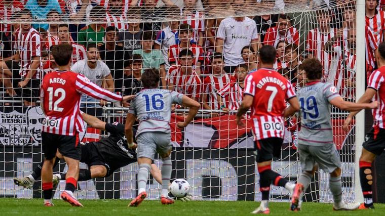 Julián Álvarez regresa y es el mejor del Atlético en la severa derrota en San Mamés