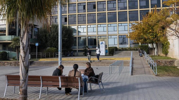 La UB suspende de nuevo a las dos profesoras apartadas por el caso Flecha tras darles audiencia