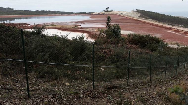 La Xunta admite que aún no hay solución para el polvo en suspensión de la balsa de lodos de Alcoa