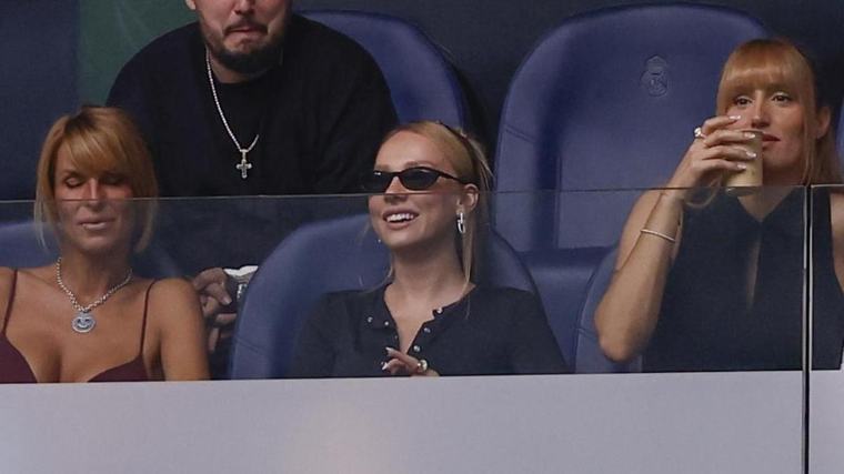 Ester Expósito deslumbra en el Bernabéu con la prenda tendencia de 23 euros