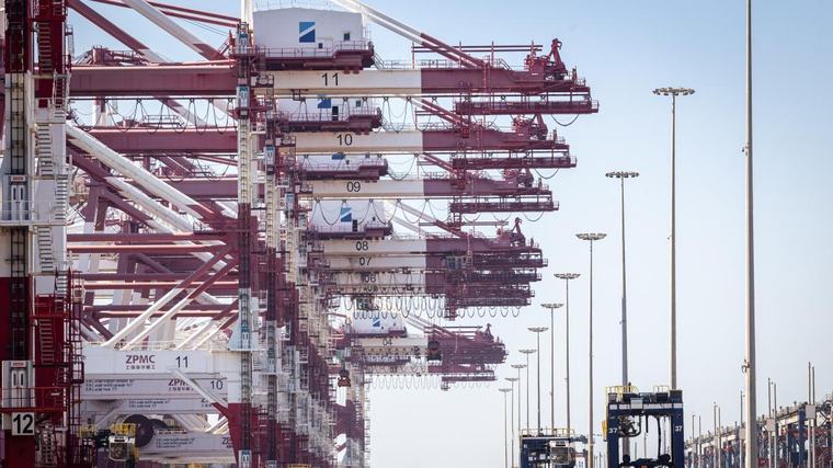 Dos nuevas super grúas amplían la capacidad operativa del puerto de Barcelona