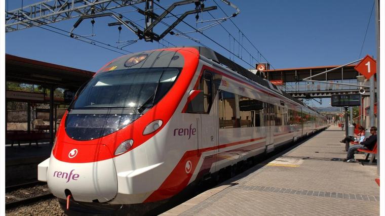 Renfe da marcha atrás con el patinete eléctrico y permite viajar con él desde el lunes, pero con requisitos